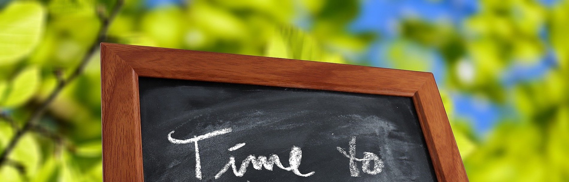 Kreidetafel auf der der Text "Time to change" geschrieben steht