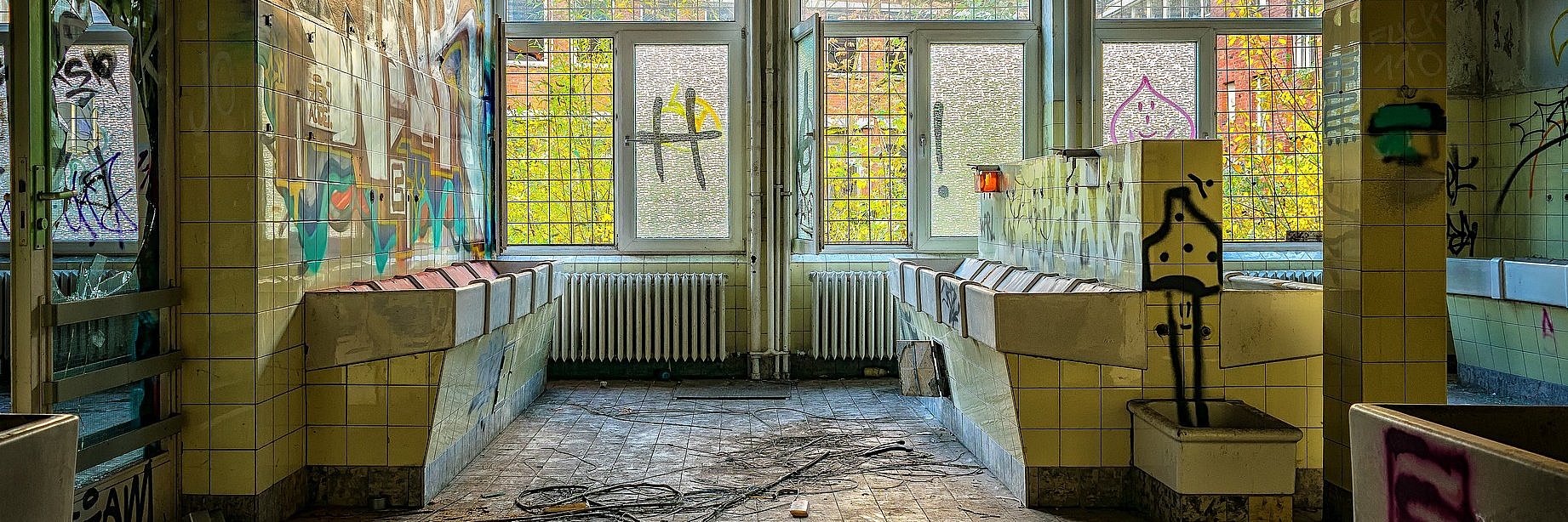 Völlig heruntergekommer und verunstalter Sanitärbereich