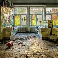 Völlig heruntergekommer und verunstalter Sanitärbereich