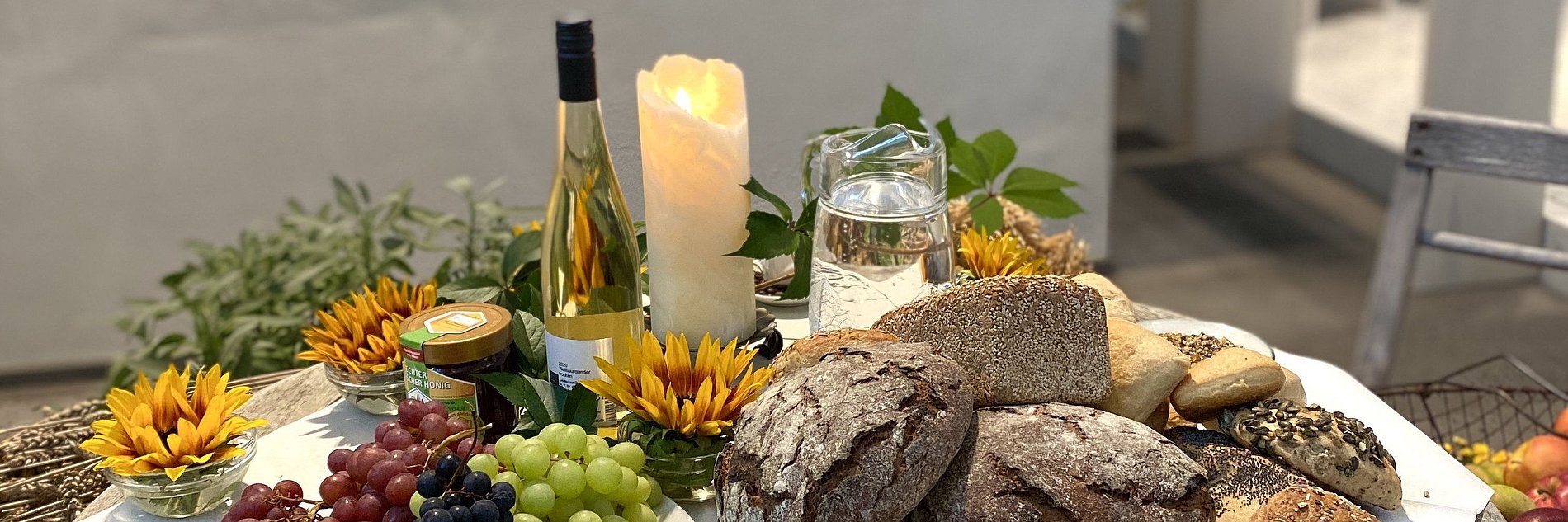 Ein Tisch mit allerlei Gaben von Feld, Wald und Flur, wie es an Erntedank üblich ist und für die man dankbar sein kann.