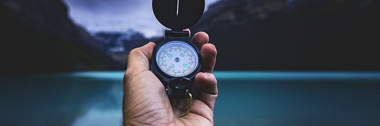 Am ausgestreckten Arm ist in der Hand ein Kompass zu sehen, der die Richtung weisen sollen.