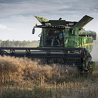 Eine große Erntemaschine erntet ein Getreidefeld