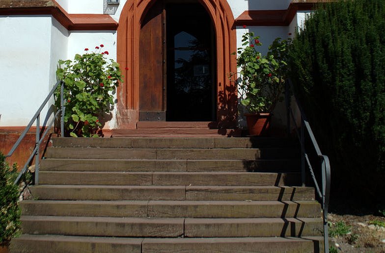 Offene Kirchentür am Seiteneingang von St. Markus, Erbach Die zweiflügige Seitentür von der Kirche St. Markus in Erbach