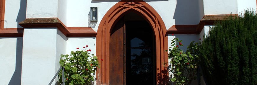 Die zweiflügige Seitentür von der Kirche in St. Markus