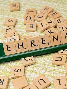 Das Wort "Ehrenamt" zusammengesetzt aus den Buchstabenklötzchen eines Scrabbel-Spiels