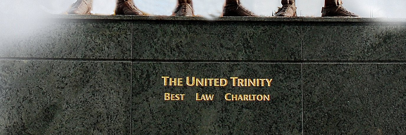 Statue des Trios George Best, Denis Law und Sir Bobby Charlton außerhalb des Old Trafford