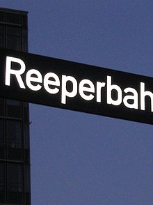 Straßenschild "Reeperbahn" in Hamburg