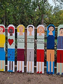 Bemalte Stelen, die viele verschiedene Kinder darstellen