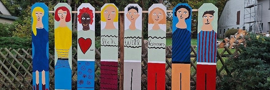 Bemalte Stelen, die viele verschiedene Kinder darstellen