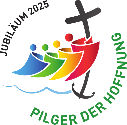 Logo des Heiligen Jahres 2025 Das Logo zeigt vier stilisierte Personen, die auf die Menschheit hinweisen, die aus vier Regionen der Erde stammt. Sie umarmen sich gegenseitig, um die Solidarität und Geschwisterlichkeit zu betonen, die die Völker verbindet. Eine Person klammert sich an das Kreuz. Es soll nicht nur das Zeichen für den Glauben sein, das die Person umarmt, sondern es steht auch für die Hoffnung, die niemals aufgegeben werden darf. Denn wir brauchen sie immer und besonders in schwierigen Zeiten.