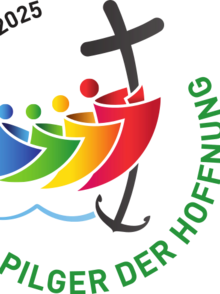 Das Logo zeigt vier stilisierte Personen, die auf die Menschheit hinweisen, die aus vier Regionen der Erde stammt. Sie umarmen sich gegenseitig, um die Solidarität und Geschwisterlichkeit zu betonen, die die Völker verbindet. Eine Person klammert sich an das Kreuz. Es soll nicht nur das Zeichen für den Glauben sein, das die Person umarmt, sondern es steht auch für die Hoffnung, die niemals aufgegeben werden darf. Denn wir brauchen sie immer und besonders in schwierigen Zeiten.