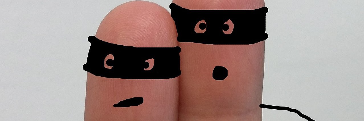Das Bild zweier Finger einer Hand ist im Stile eines Comics vermenschlicht: Sie haben Gesichter mit einem schwarzen Band über den Augen als Maskierung und tragen Geldsäcke mit sich.