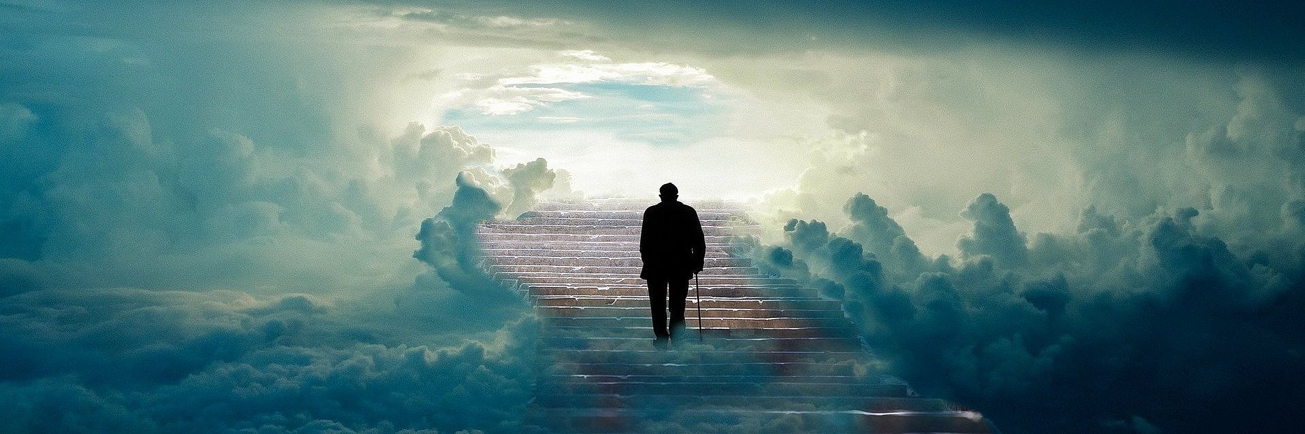 Ein vermutlich älterer Mann mit Krügstock geht eine Treppe hinauf, durch Wolken hindurch in den Himmel