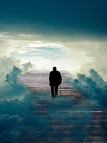 Ein vermutlich älterer Mann mit Krügstock geht eine Treppe hinauf, durch Wolken hindurch in den Himmel
