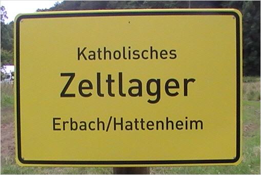 Katholisches Zeltlager Erbach & Hattenheim Schild im Stile eines Ortseingangsschildes mit der Aufschrift Katholisches Zeltlager Erbach/Hattenheim